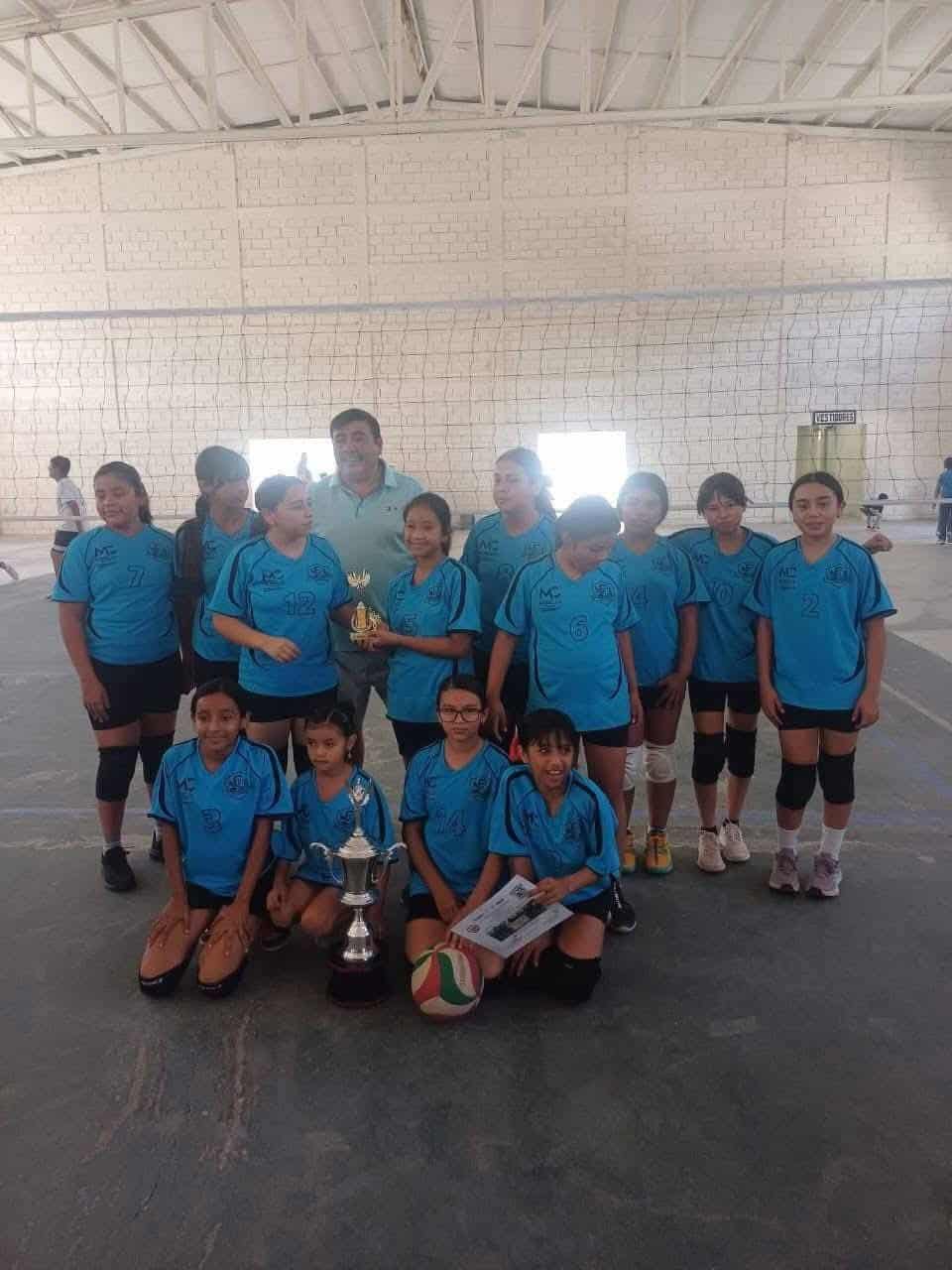 ¡Campeonas! Primaria de Morelos avanza al estatal de voleibol tras final de infarto