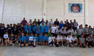 ¡Campeonas! Primaria de Morelos avanza al estatal de voleibol tras final de infarto