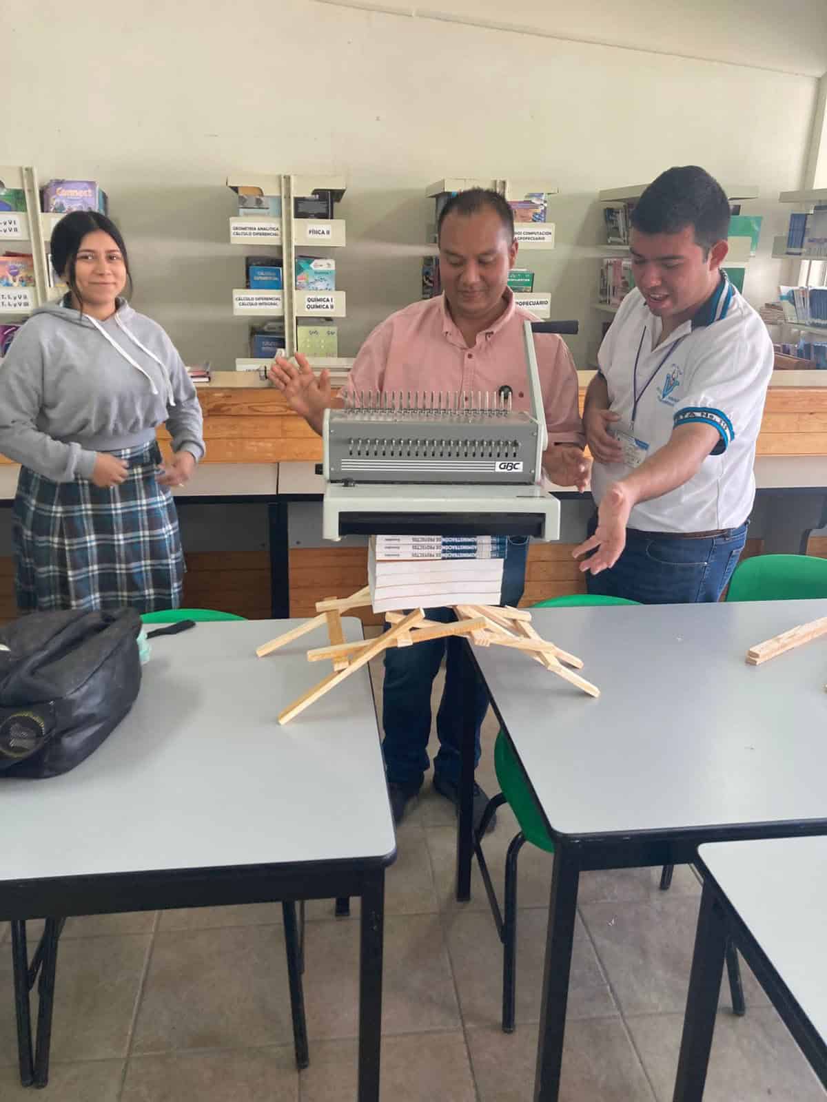 Alumnos del CBTA 210 construyen puente de Da Vinci