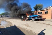 Camioneta se incendia en plena calle en Ciudad Acuña