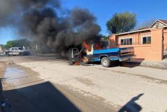 Camioneta se incendia en plena calle en Ciudad Acuña