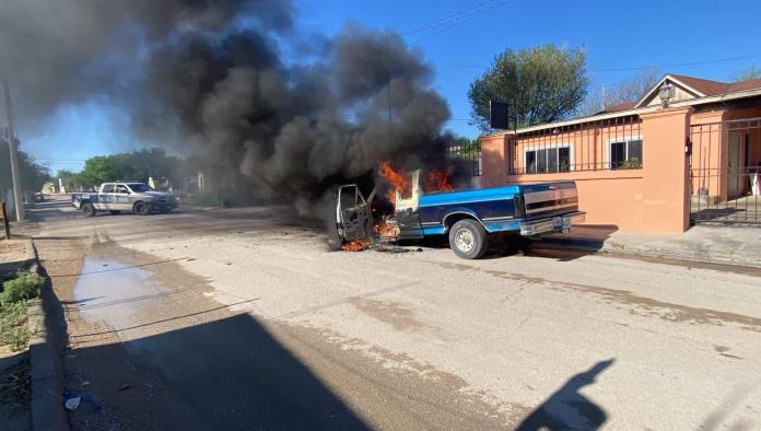 Camioneta se incendia en plena calle en Ciudad Acuña