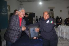 Lucha por servir y por su familia