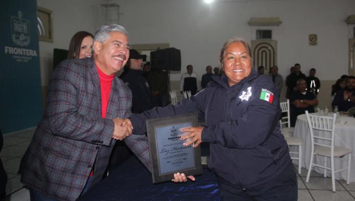 Lucha por servir y por su familia