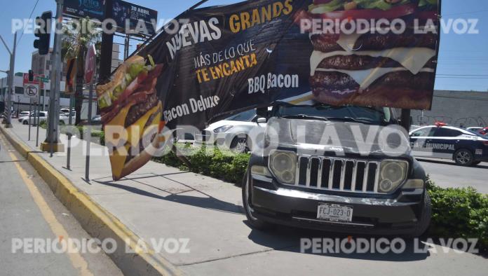 Derriba con camioneta anuncio de McDonald´s