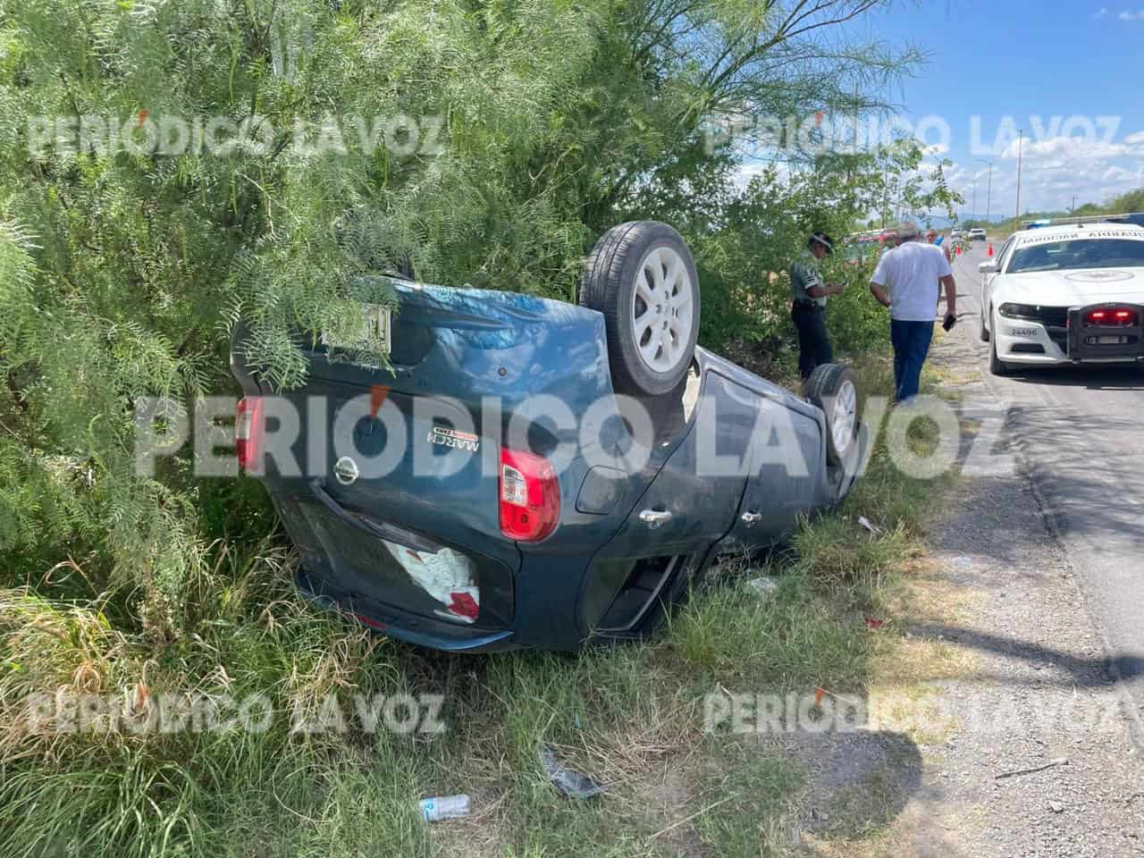 El vehículo Nissan March terminó volcado a un costado de la carretera federal 30.