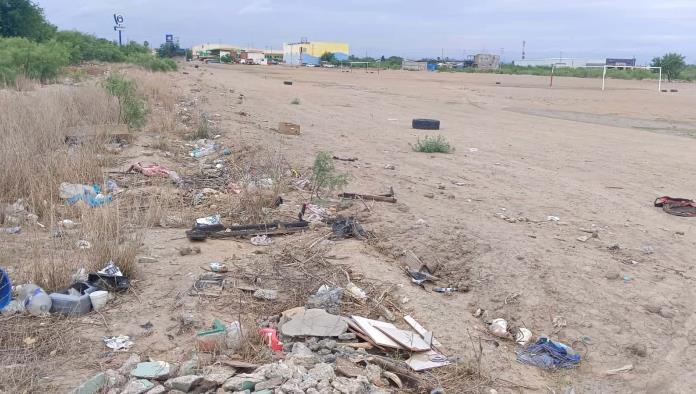 Acumulan basura en canchas de las Arboledas