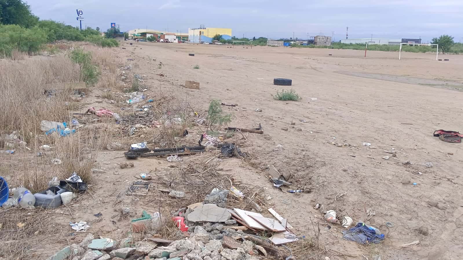 Continúa acumulándose basura de todos tipos en los campos de futbol contiguos a la Colonia Arboledas.