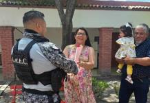Policías estatales regalan rosas a madres de sabinas