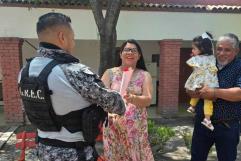 Policías estatales regalan rosas a madres de sabinas