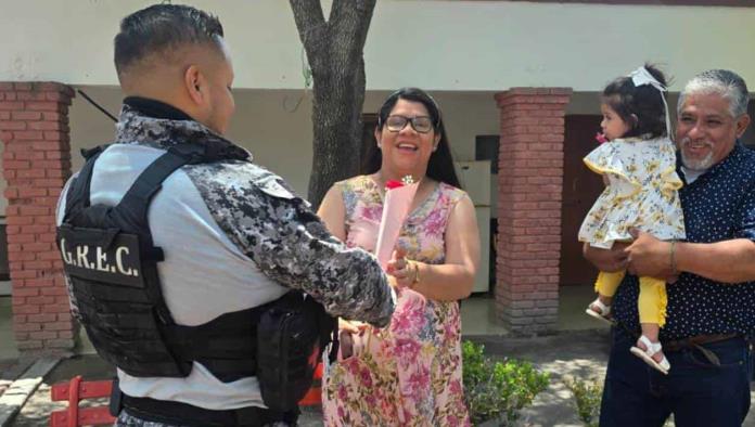 Policías estatales regalan rosas a madres de sabinas