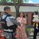 Policías estatales regalan rosas a madres de sabinas