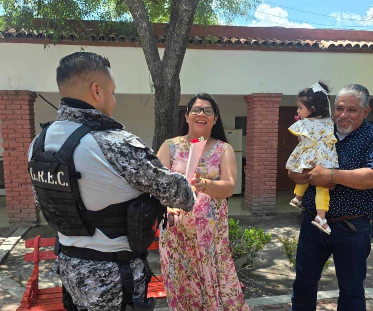 Policías estatales regalan rosas a madres de sabinas