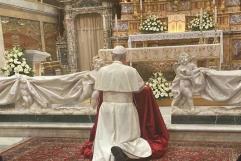 El papa Leon XIV visita la cripta del papa Francisco