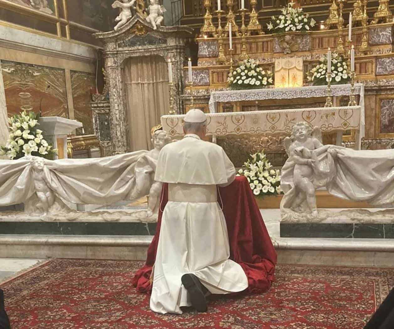 El papa Leon XIV visita la cripta del papa Francisco