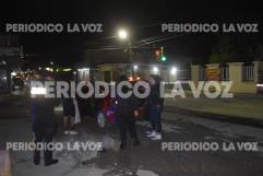Amaga con tirarse de auto con bebé en brazos
