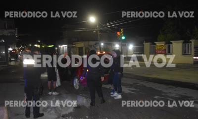 Amaga con tirarse de auto con bebé en brazos