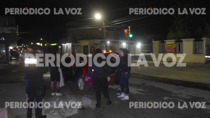 Amaga con tirarse de auto con bebé en brazos