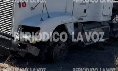 Le truena llanta y se sale del Salinas