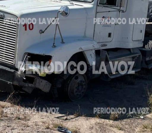 Le truena llanta y se sale del Salinas