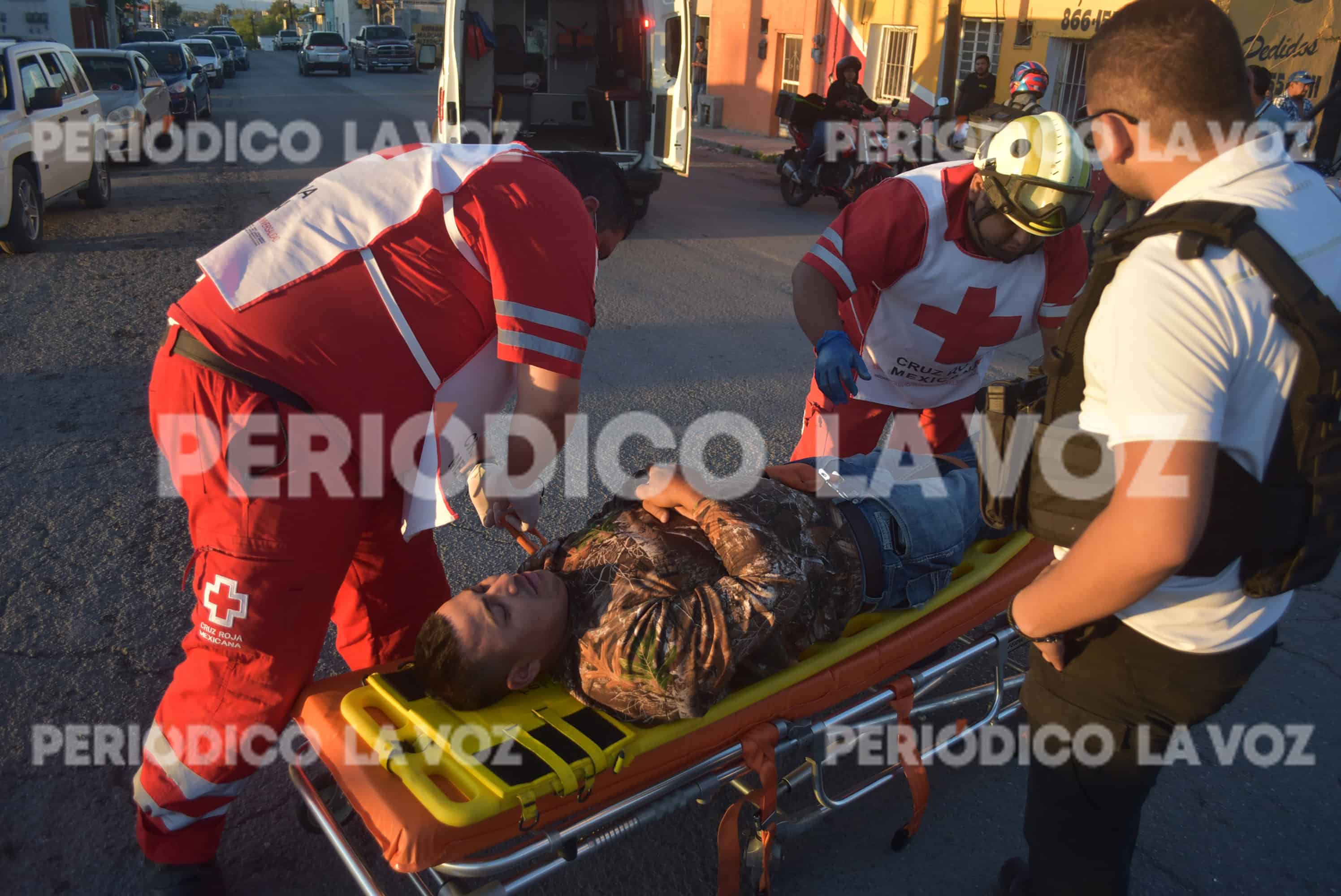 El motociclista se estrelló contra el automóvil, resultando lesionado.