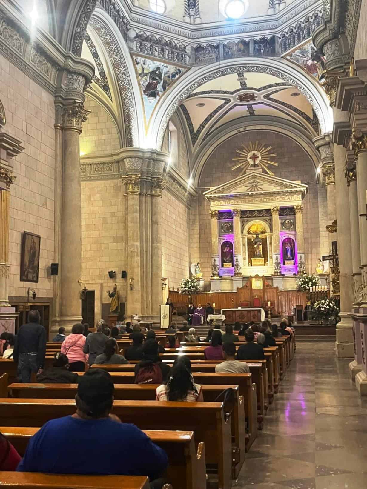 Celebra iglesia con misa el pontificado