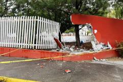 Se estrella camión en barda del COBAC
