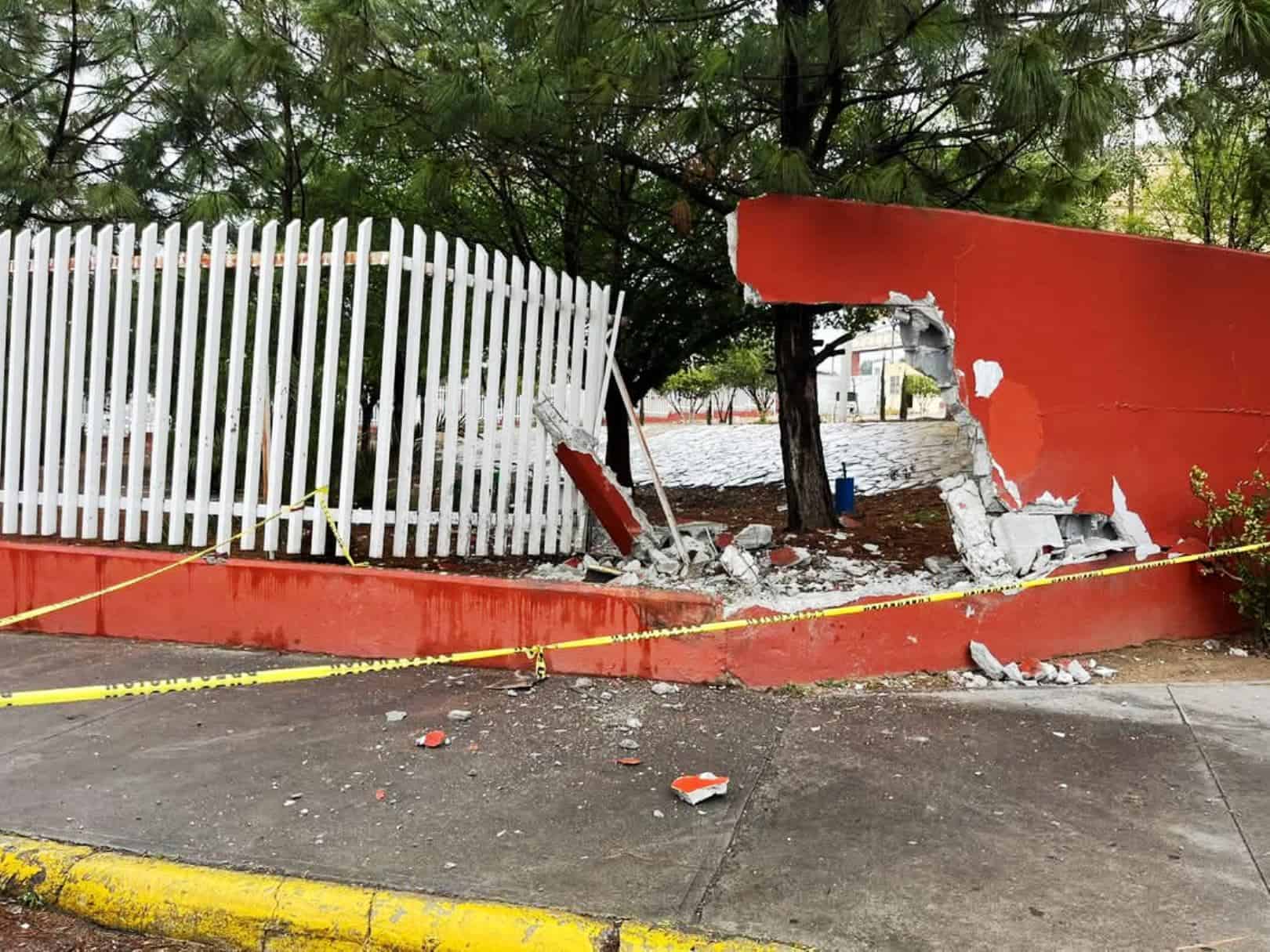 Se estrella camión en barda del COBAC Se estrella camión en barda del COBAC
