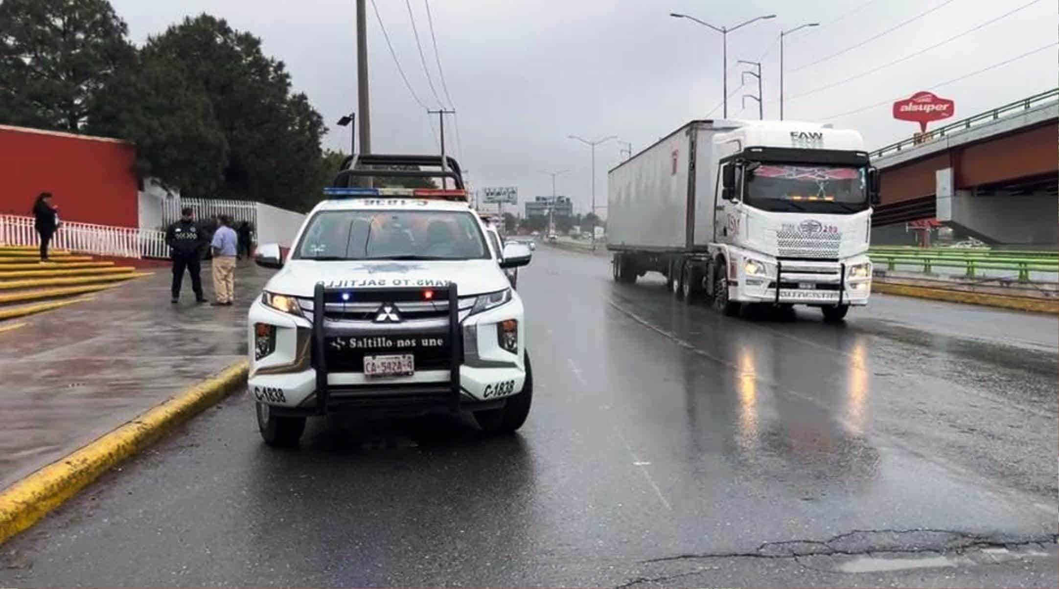 Se estrella camión en barda del COBAC