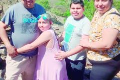 Una madre que se mantiene en pie