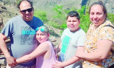 Una madre que se mantiene en pie
