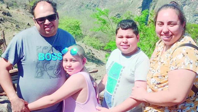 Una madre que se mantiene en pie