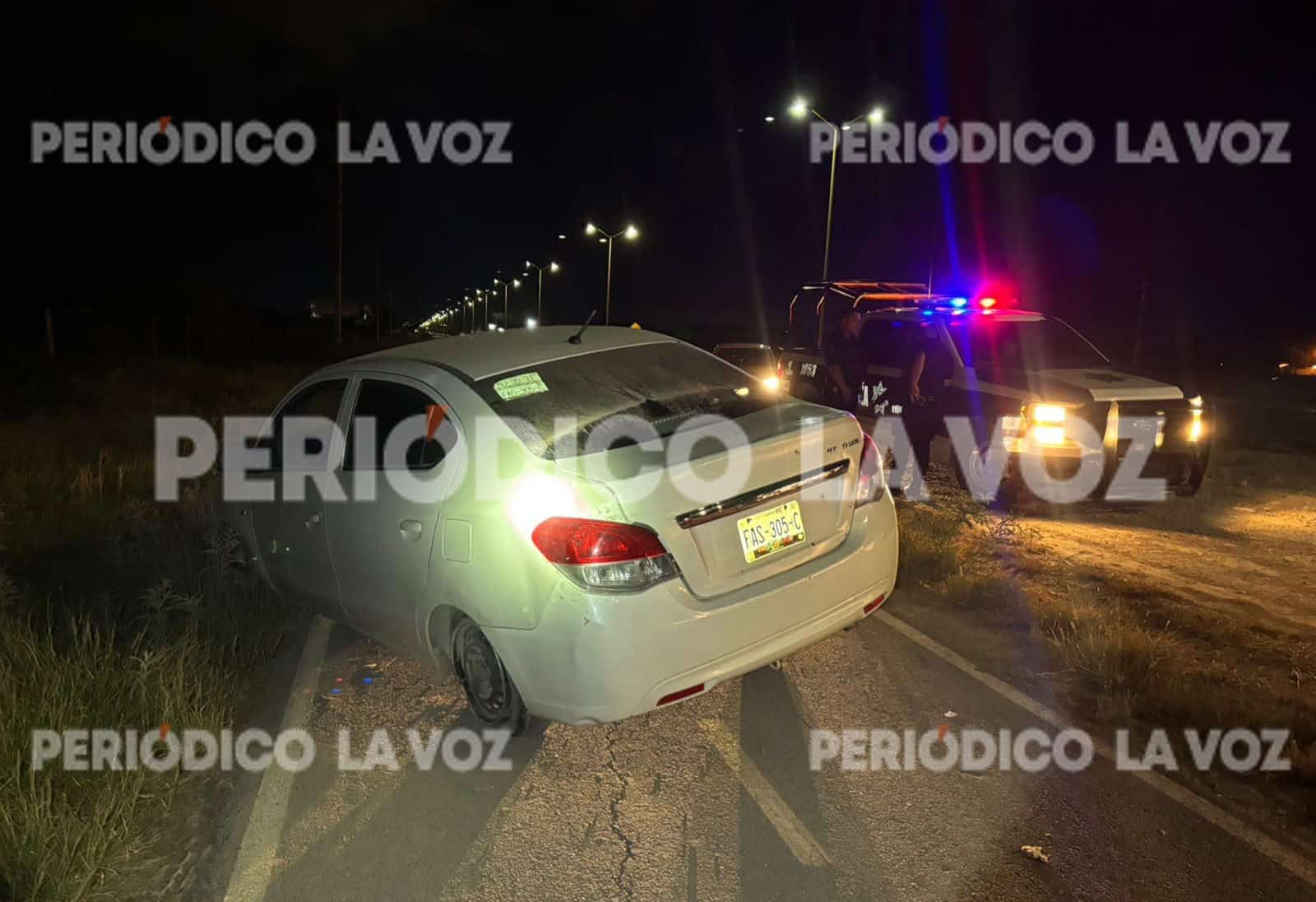 El vehículo terminó sobre la ciclovía, a un costado de la carretera federal 30.