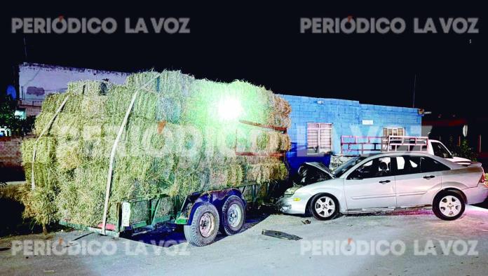 Se ´ensarta´ borracho en traila con pacas