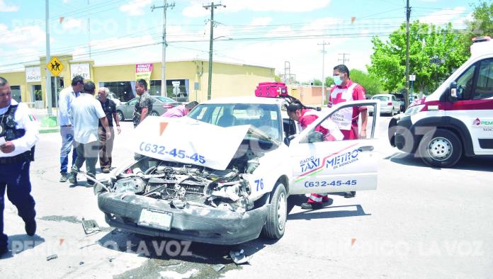 Provoca taxista choque en el Juárez