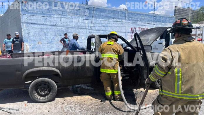 Arde camioneta