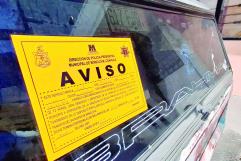 Notifican a dueños de autos abandonados