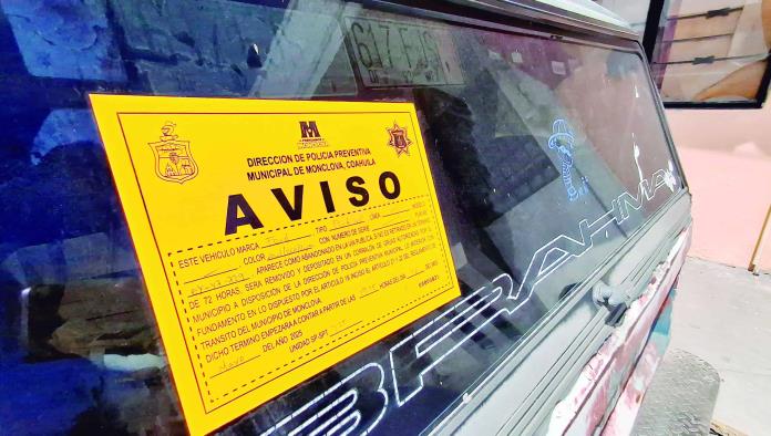 Notifican a dueños de autos abandonados