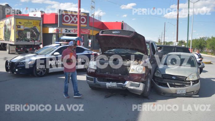 Se le atraviesa a camioneta