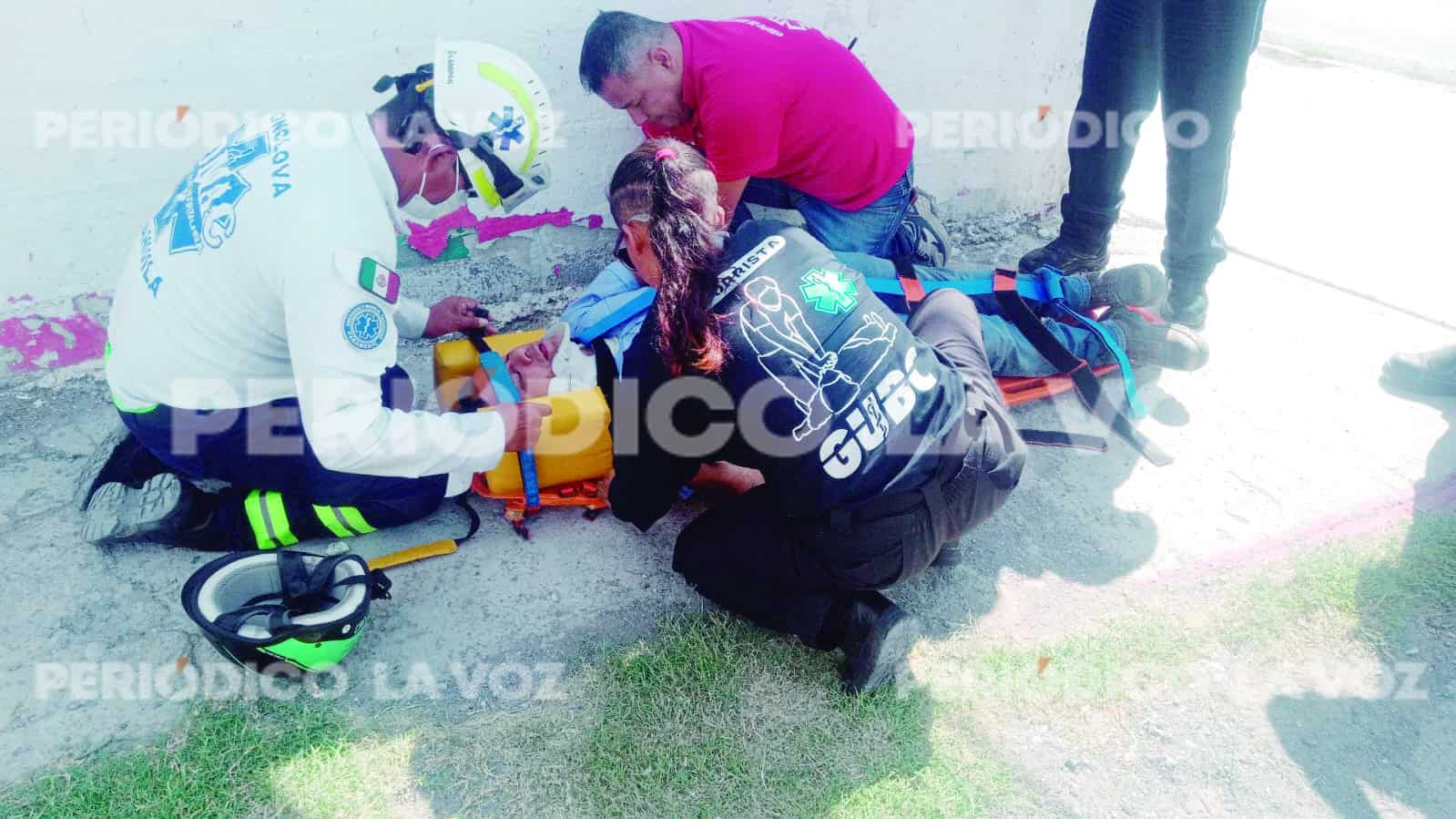 Los paramédicos le brindaron atención prehospitalaria al motociclista tras su caída.
