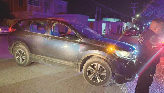Cierra paso a motociclista