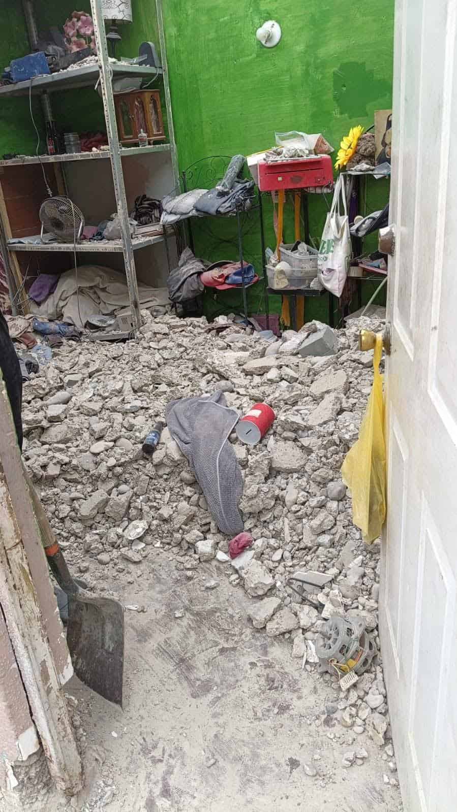 Colapsa techo de vivienda en la Nueva Vista Hermosa; dos personas resultan heridas