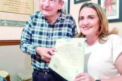 Recuperan abuelitos identidad