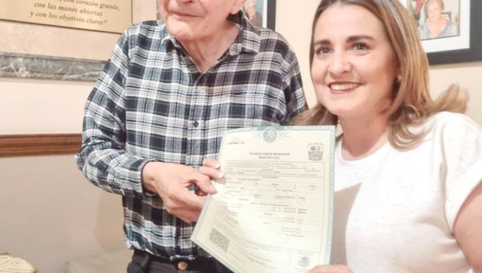 Recuperan abuelitos identidad