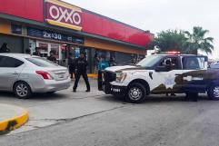 Asaltan con violencia una tienda Oxxo en colonia Villas del Carmen