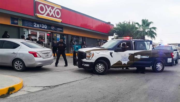Asaltan con violencia una tienda Oxxo en colonia Villas del Carmen
