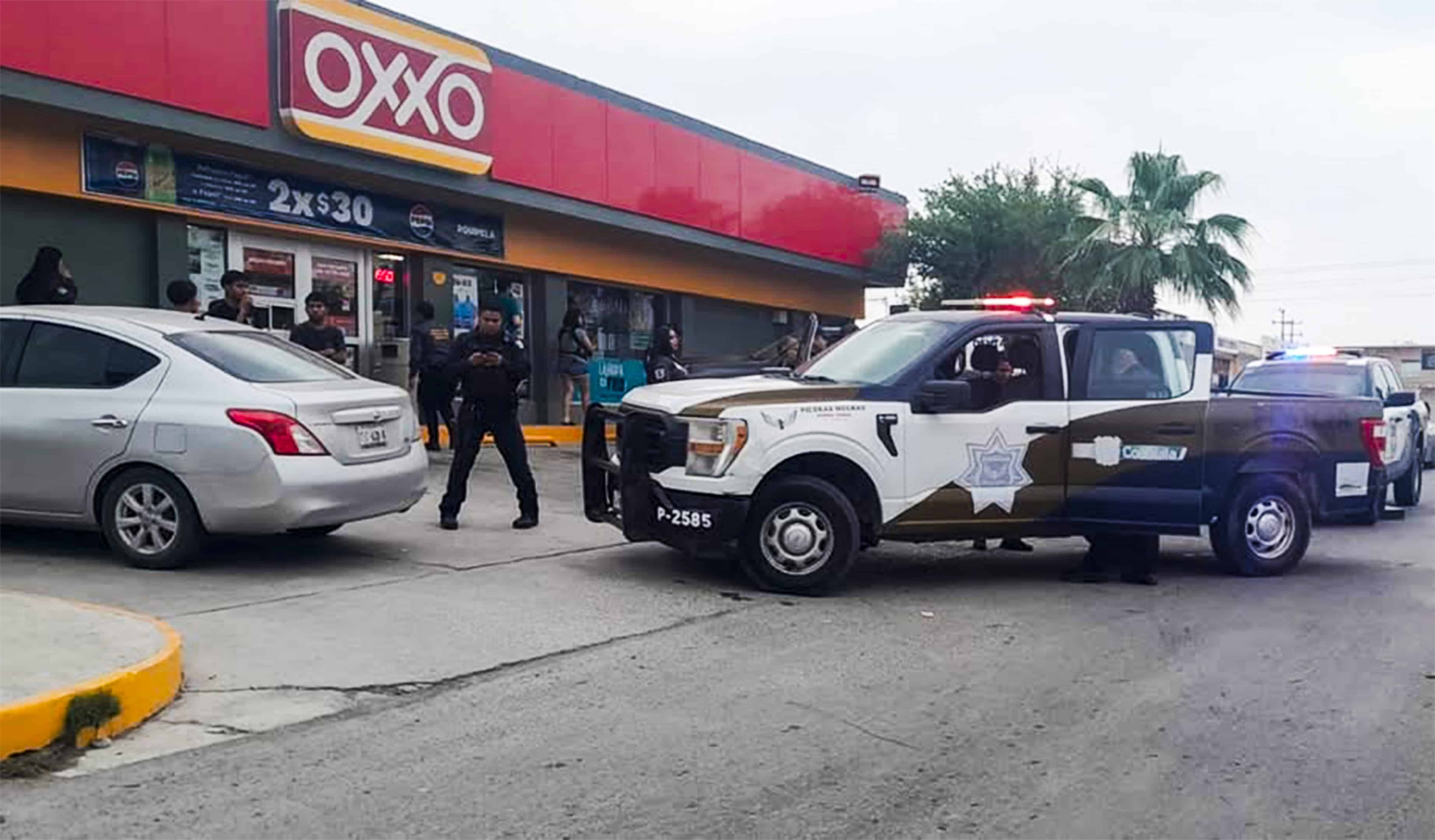 Asaltan con violencia una tienda Oxxo en colonia Villas del Carmen