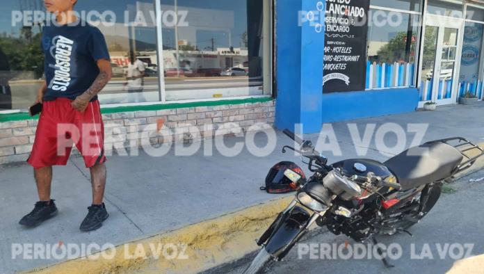 Se le ´mete´ a motociclista