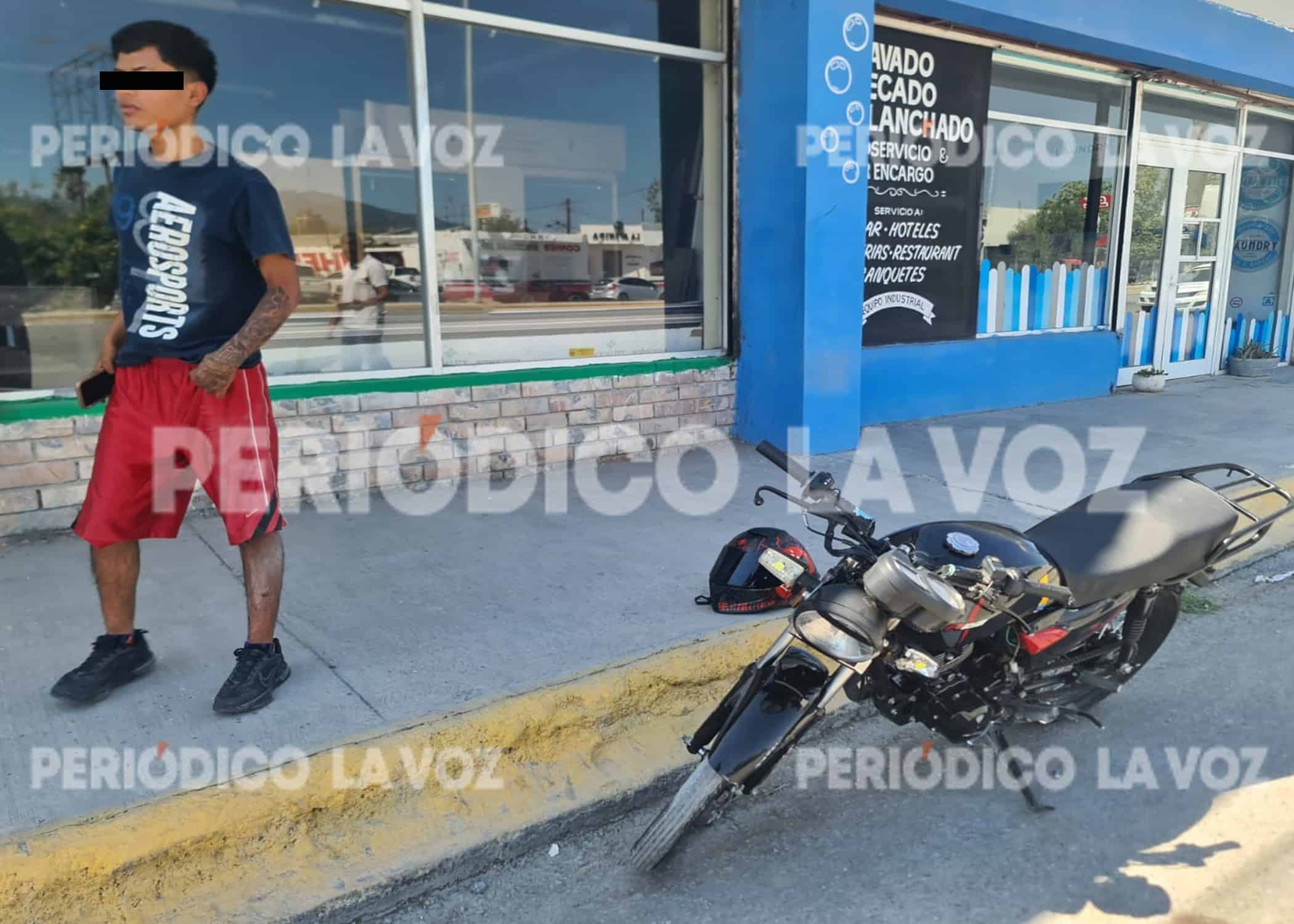 La moto del joven resultó con daños en la parte frontal tras chocar contra el auto.