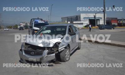Se pasa rojo y causa choque